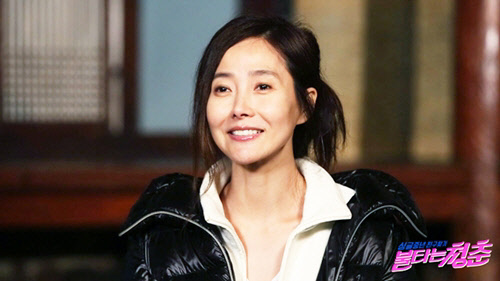 가수 강수지가 19일 모친상을 당했다. <SBS 불타는 청춘 홈페이지>